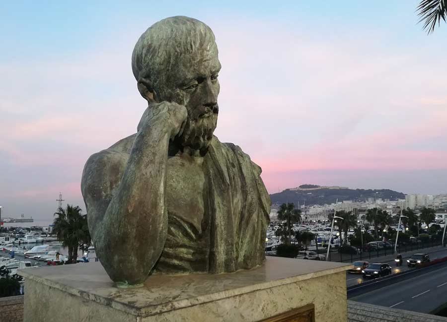 Estatua de Platón en Ceuta, España. Fotografía de CarlosVdeHabsburgo bajo licencia de Creative Commons